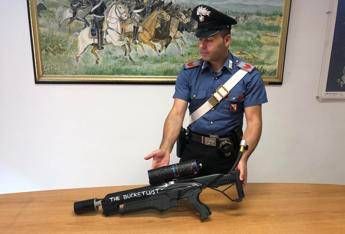 Sulla banchina col lanciafiamme, arrestato americano Sulla banchina col lanciafiamme, arrestato americano